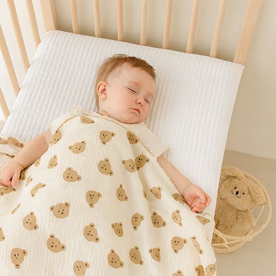 Bébé dort paisiblement avec sa Couverture bébé petit ourson