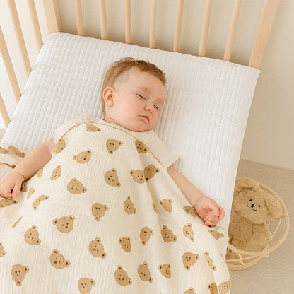 Bébé dort paisiblement avec sa Couverture bébé petit ourson