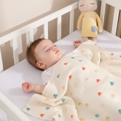 bébé dort paisiblement avecd sa Couverture bébé motif coeur  