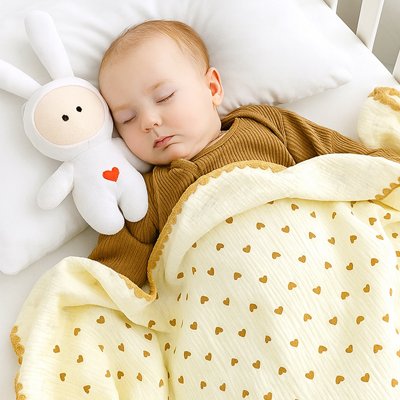 Bébé qui dort dans son lit avec la Couverture bébé et son doudou