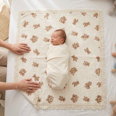 bébé s'aprete a dormir avec sa Couverture bébé 