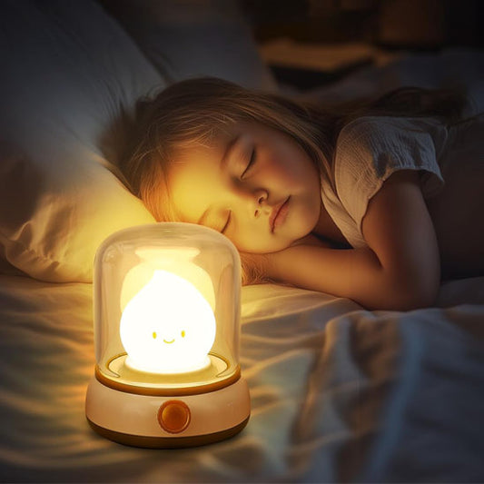 un e fille qui dort dans son lit sous la lumière de la bebe veilleuse Lanterne