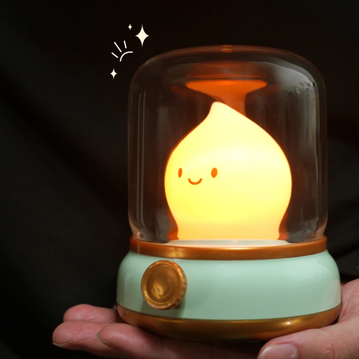 la bebe veilleuse de couleur verte et lumière chaude est mise en avant