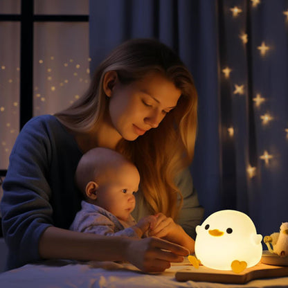 maman qui prend soins de son bebe sous la lumière de la veilleuse