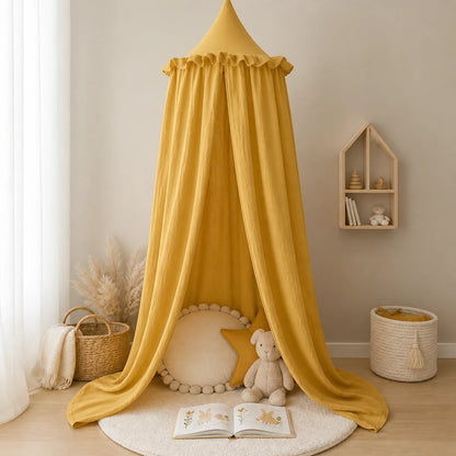 ciel de lit jaune dans la chambre