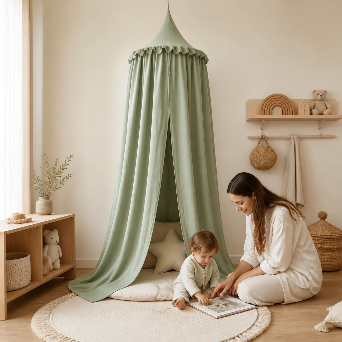 maman et bébé moment de omplicitl sous le ciel de lit vert