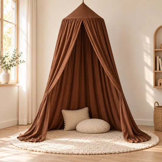 Ciel de lit marron dans le coin de la chambre cosy