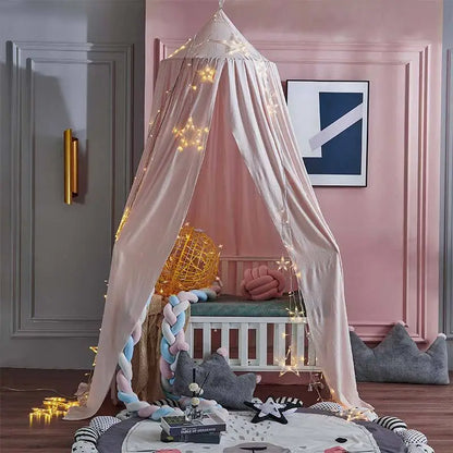 ciel de lit pour fille dans un salon moderne avec guirlande