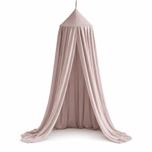Ciel de lit rose pâle suspendu, présenté seul sur fond blanc
