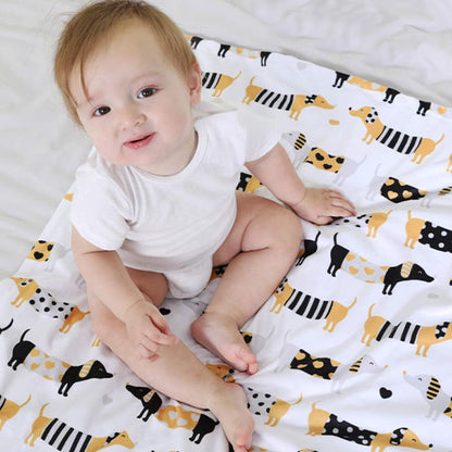 couverture-bébé-blanche-avec-motifs-de-chien-et-bébé-qui-joue