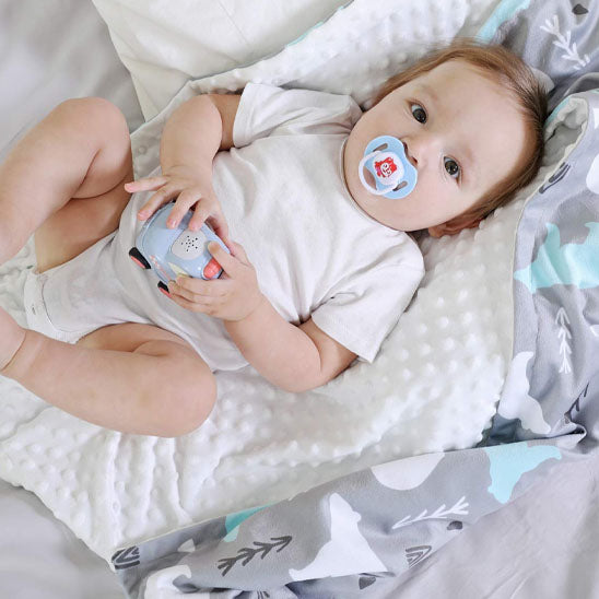 Couverture bébé grise avec ours-polaire avec bébé qui joue 