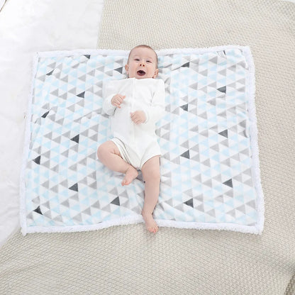 couverture-bebe-couleur-bleu-clair-avec-bébé-qui-rigole