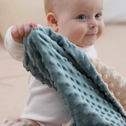 couverture-bebe-polaire-avec-bébé-qui-tient-sa-couverture