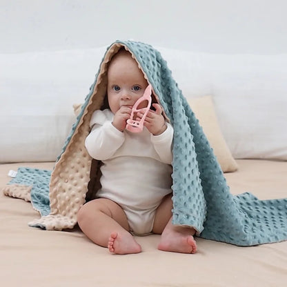 couverture-bebe-polaire-avec-un-bébé-qui-joue-sous-la-couverture