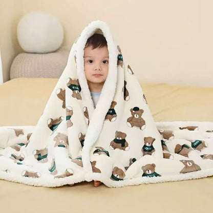 couverture-en-polaire-bebe-enfant-sous-une-couverture-ourson