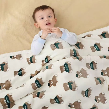 couverture-en-polaire-bebe-enfant allongé-sous-une-couverture-beige-avec-ours