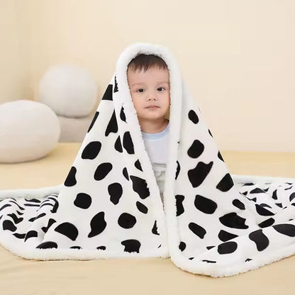 couverture-en-polaire-bebe-enfant-sous-une-couverture-motif-vache
