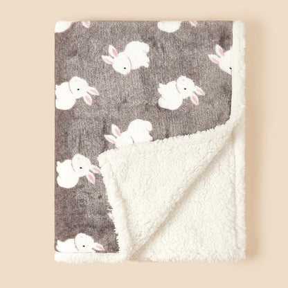 couverture-en-polaire-bebe-grise-avec-lapins-blanc-mignon