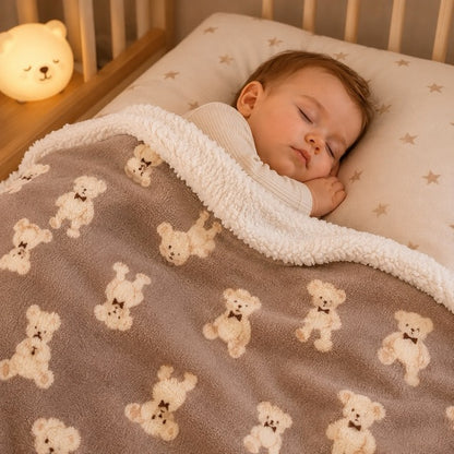 bébé dort dans le lit sous a couverture bebe cocon au motif ourson café