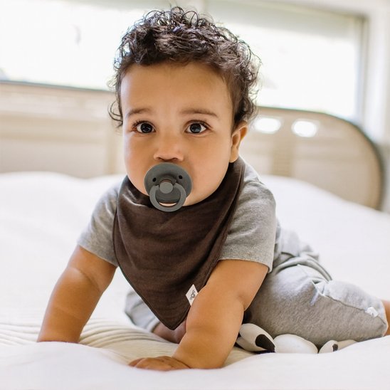 Doudou bebe dans le lit de bébé