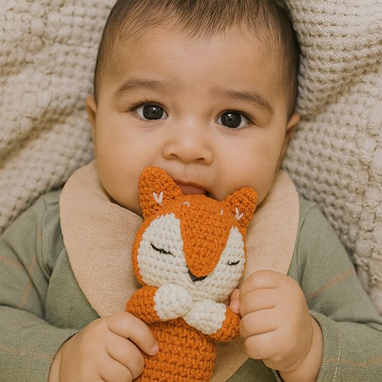 Doudou bebe en forme de renard que bébé sert tres fort