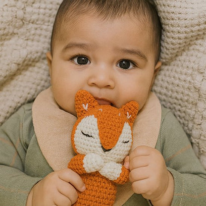 Doudou bebe en forme de renard que bébé sert tres fort