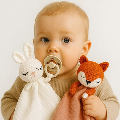 Doudou bebe lapin et renard tenus par bébé