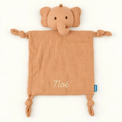 Doudou éléphant abricot avec le prénom Noé brodé en fil clair et quatre coins noués