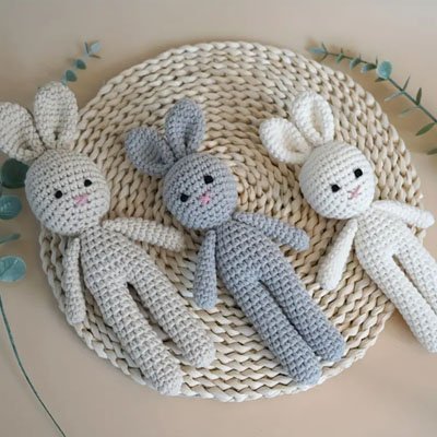 Doudou lapin blanc bleu gris et beige