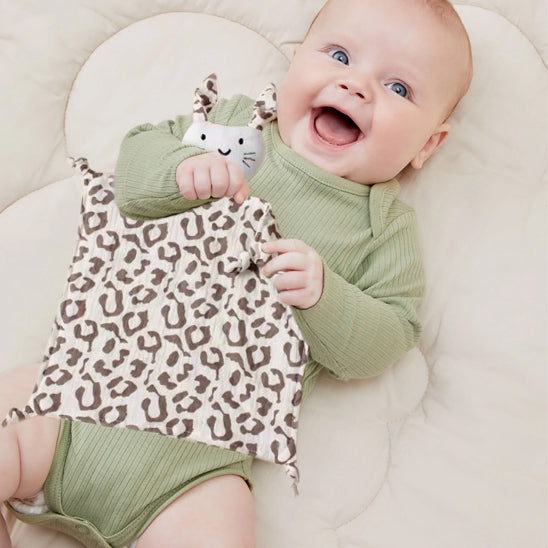 doudou lapin avec bébé qui rit