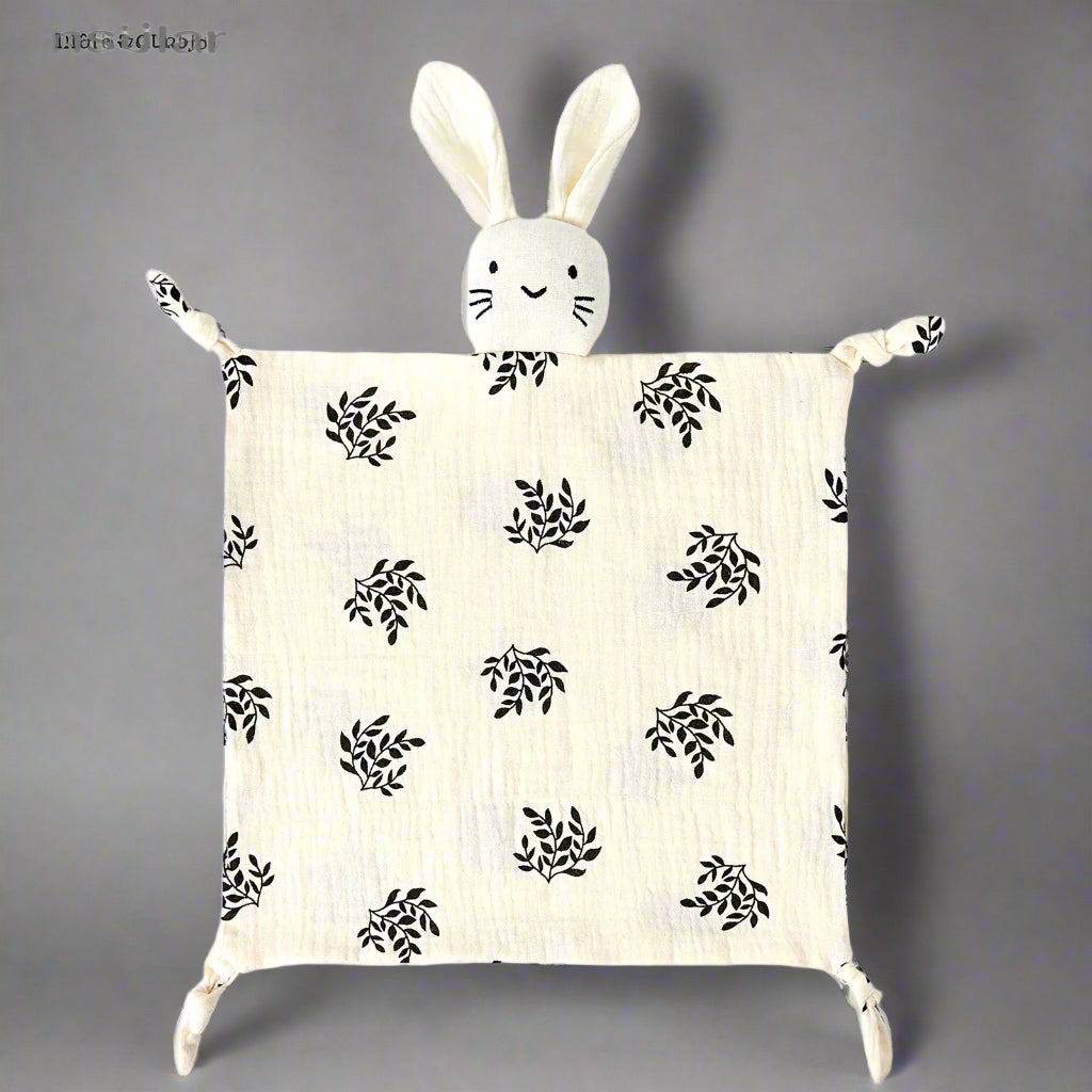 une variante étalée du doudou lapin avec feuilles noires