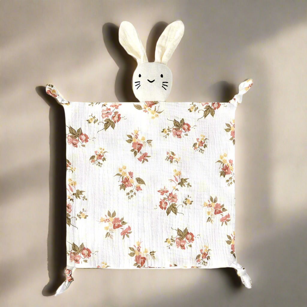 une variante spéciale du doudou avec motifs fleurs rouge