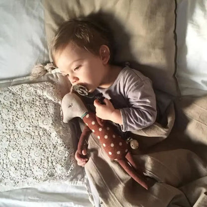 doudou petit faon dans les bras de bébé