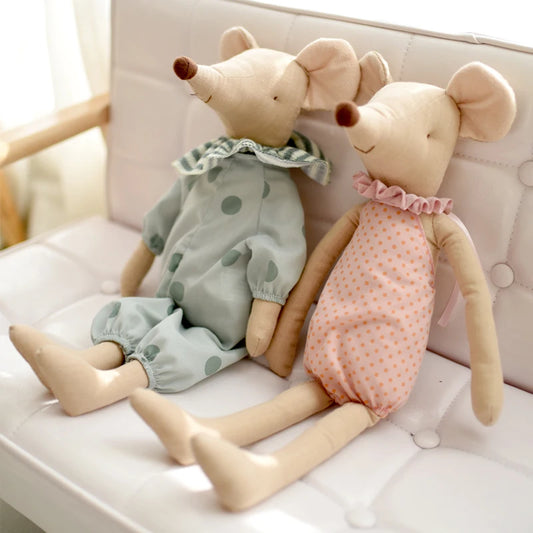 doudou en forme de souris un couple assis sur un canapé