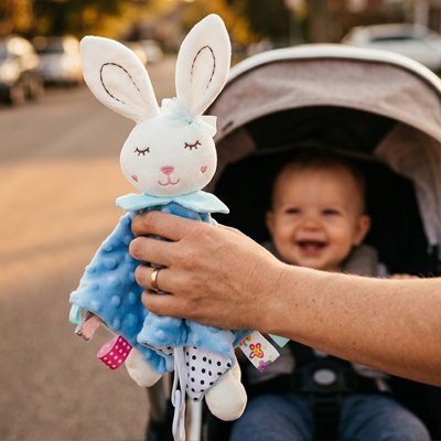 Lapin doudou que maman donne a bébé pendant la balade
