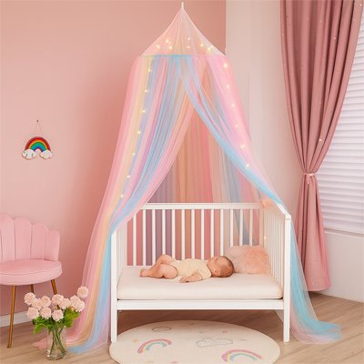 le Ciel de lit arc en ciel est mis en avant dans la chambre bébé
