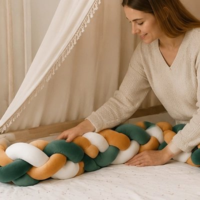 Maman ajuste la tresse pour le confort de bébé