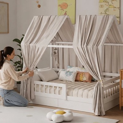 maman ajuste le Ciel de lit gris autour du lit de bébé