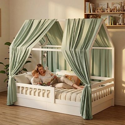 maman allongé sur le lit avec son bébé sous le Ciel de lit vert