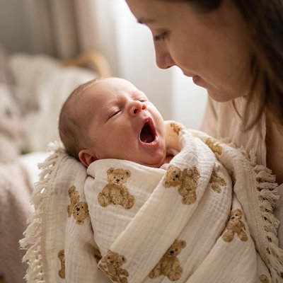 maman console son petit bébé avant de dormir sous la couverture Couverture bébé 
