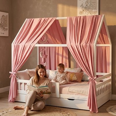 maman lit une histoire a son bébé qui dort sous le Ciel de lit rose