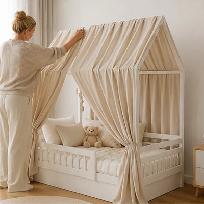 maman prepare le lit de bébé avec un Ciel de lit enfant