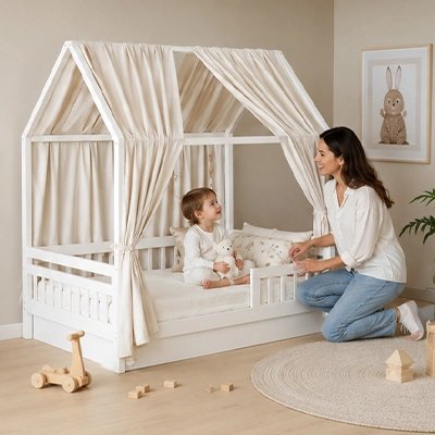 maman qui sourit avec son bébé dans son lit sous le Ciel de lit enfant