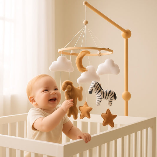 un bébé dans son lit tout content de jouer avec le mobile bebe attaché a son lit
