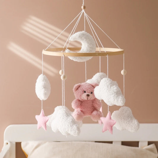 le mobile bébé rose nuage et étoile est présenté dans une chambre cozy