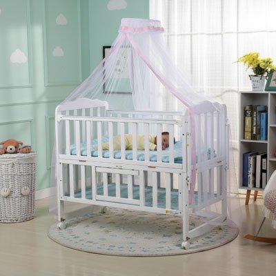 bébé fait une sieste sous la Moustiquaire lit bébé 