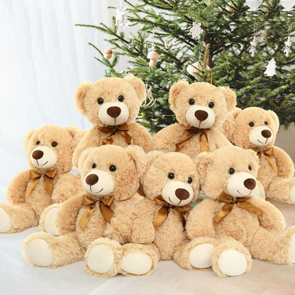 ensemble de sept ours en peluche beige sous un sapin de noël 