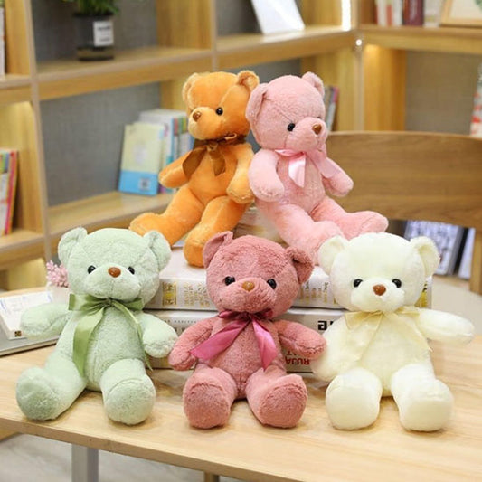 Table de bureau où sont présentés des ours en peluche colorés
