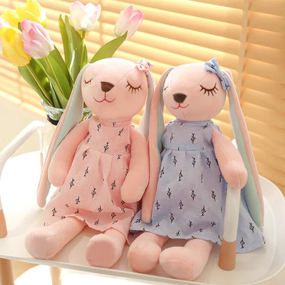 deux peluche lapin sont présentés avec leur robe rose et bleu