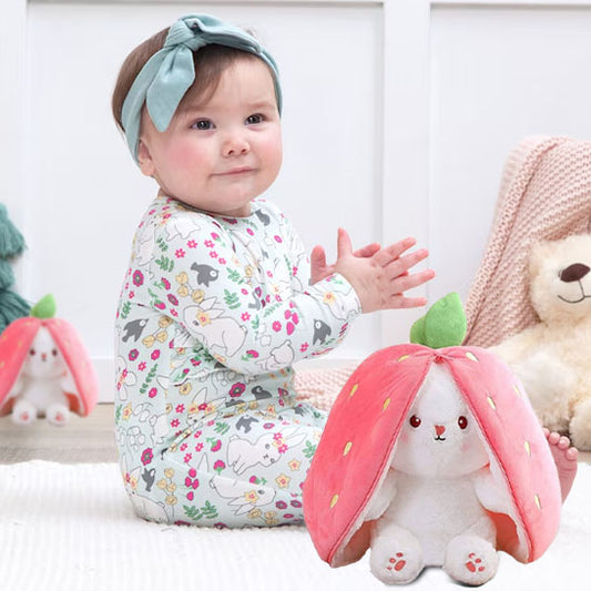 une jolie petite fille mignonne avec sa peluche en forme de lapin fraise